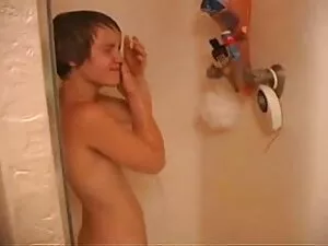 Un ragazzo e video c ...