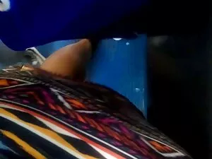 Un ragazzo scopa una ...